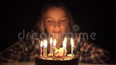 儿童生日派对在晚上吹蜡烛，儿童周年庆典，儿童聚会
